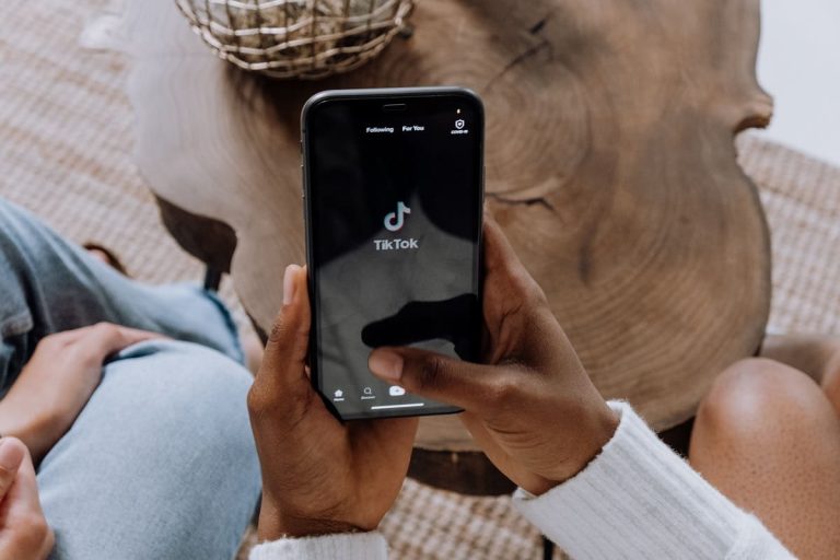 TikTok : Pourquoi faut-il se positionner en tant que marque sur la plateforme ? - agence tout sourire